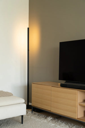 lukuli lounge schwarz als indirekte Beleuchtung neben Sofa, neben Fernseher, indirektes Licht per Sensorsteuerung